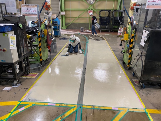 工場床塗装工事の施工写真